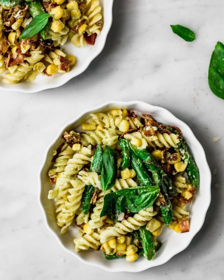 "ensalada de pasta verde y blanca"