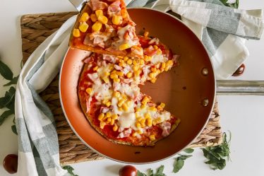 pizza al sartén con maíz
