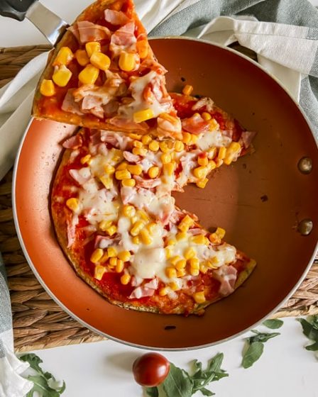 pizza al sartén con maíz