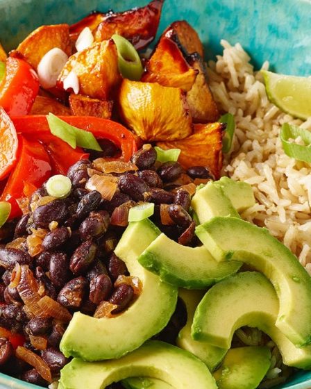 "Ensalada con pasta, aguacate y frijoles"