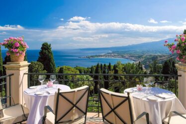 Restaurante de Sicilia con una presiocsa vista al mar mediterraneo
