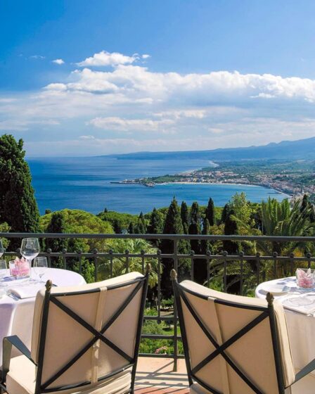 Restaurante de Sicilia con una presiocsa vista al mar mediterraneo