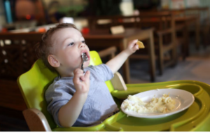 niño en restaurante