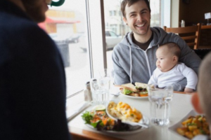 papá con bebé en restaurante