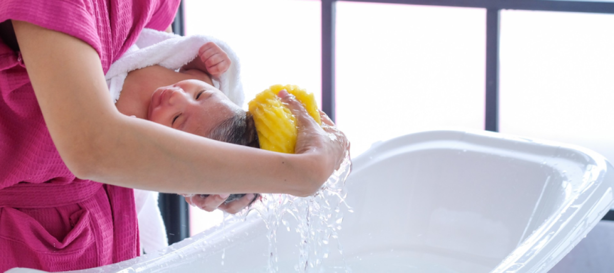 Cómo bañar a un bebé recién nacido