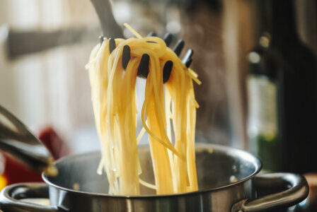 cocinando pasta