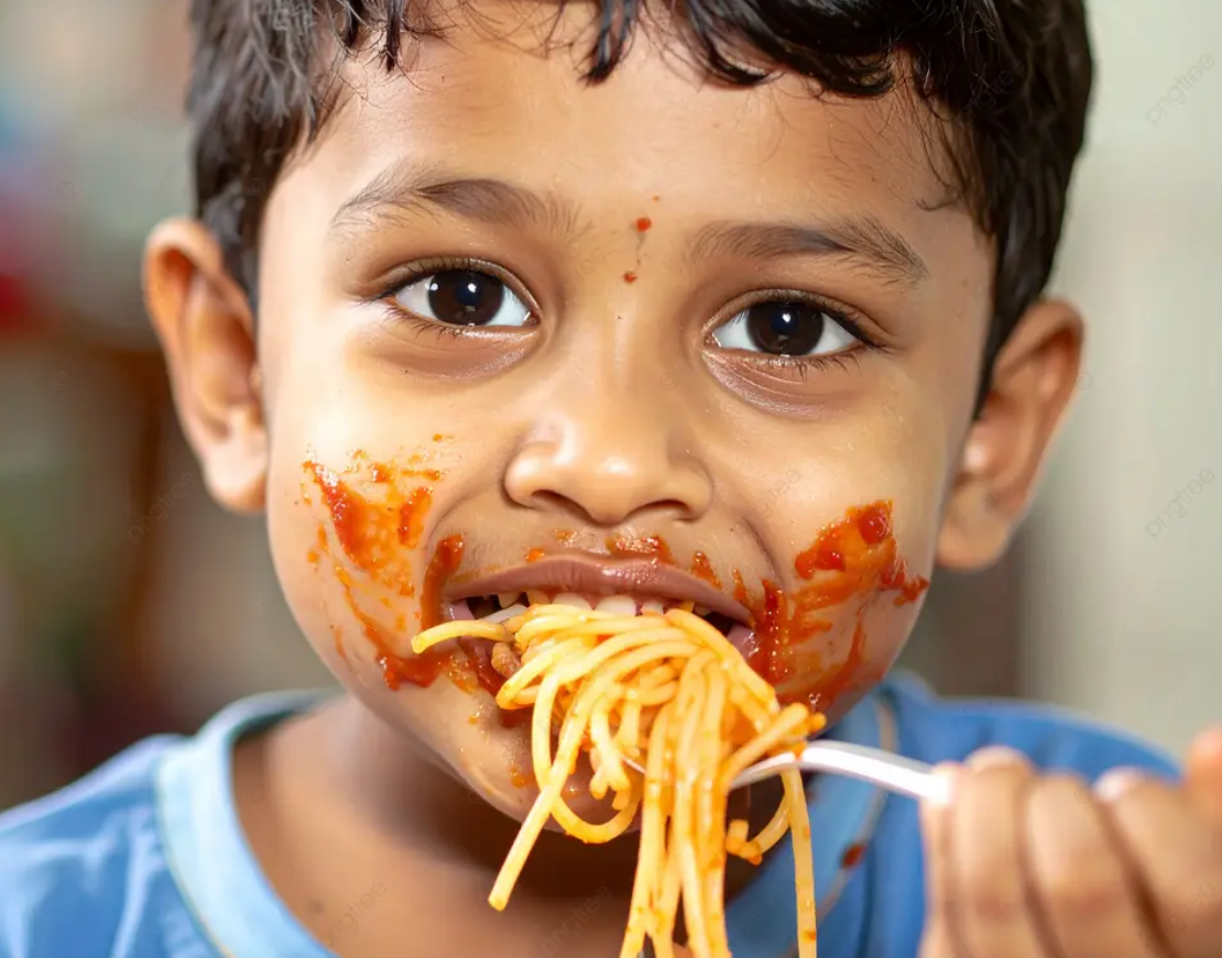 niño comiendo pasta