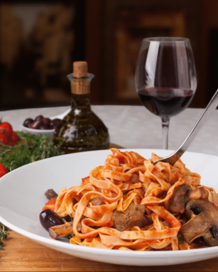 plato de pasta con vino tinto