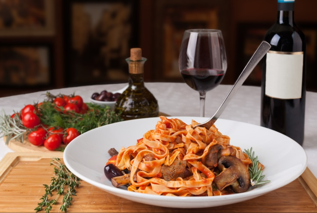 plato de pasta con vino tinto