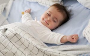 bebé dormido con brazos abiertos