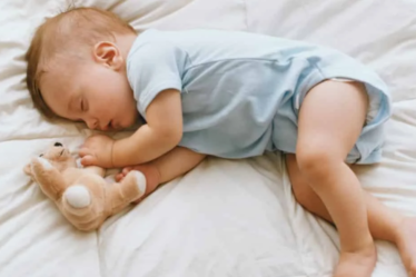 bebé dormido con oso