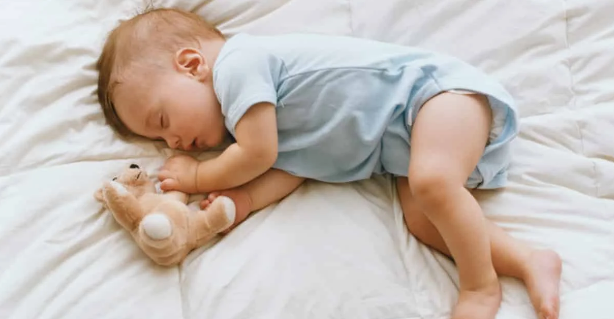 bebé dormido con oso