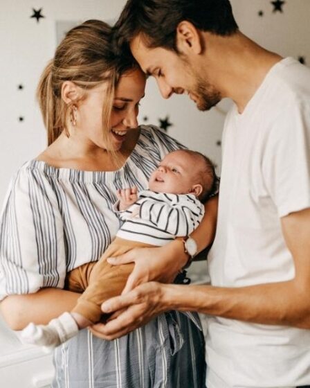padres con bebé recién nacido