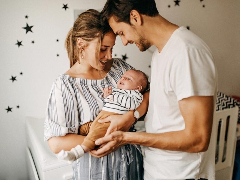 padres con bebé recién nacido