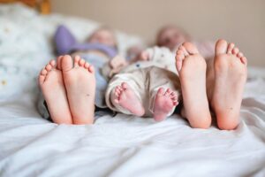 pies de papá, mamá y bebé