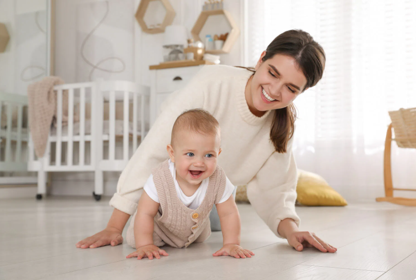 bebé gateando con su mamá