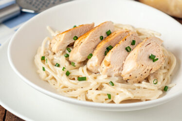 Pasta con pollo en crema