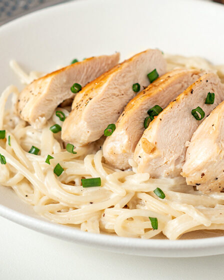 Pasta con pollo en crema