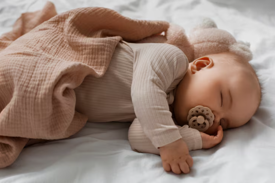 bebé dormido con chupon