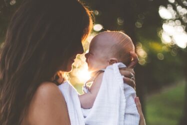 mamá y bebé en la naturaleza