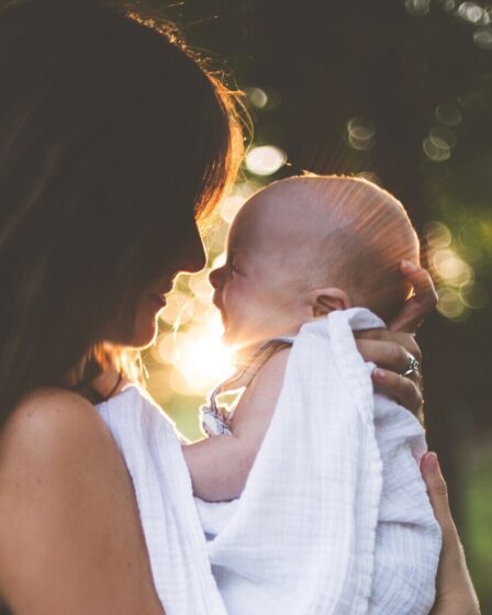 mamá y bebé en la naturaleza