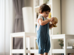 toddler con un globo terraqueo