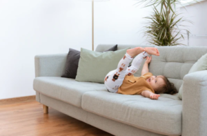 toddler en el sofa