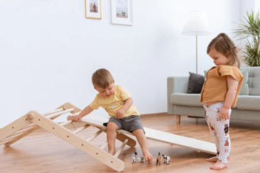 toddlers jugando
